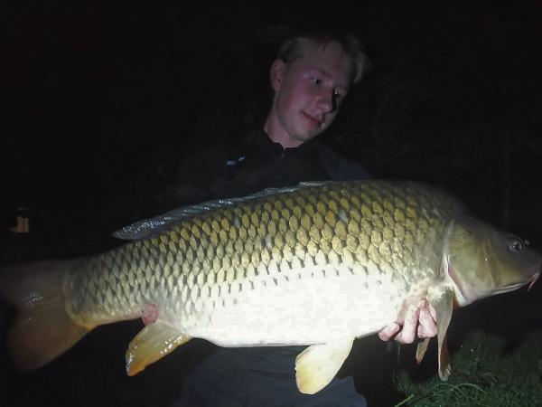 Tomáš s jeho osobákem kapra s váhou 12 kg+